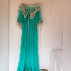Vintage Elegant Lace Trimmed Teal cape /robe Large
